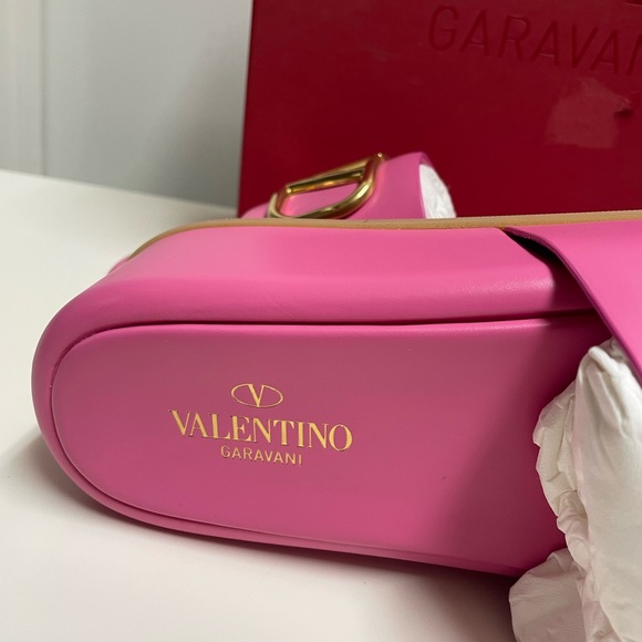 Valentino Garavani
Leather Platform Logo Slides - Picture 4 of 11